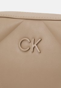Calvin Klein RE LOCK QUILT CAMERA BAG - Borsa a tracolla - silver mink