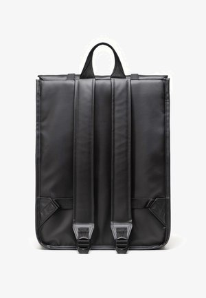 Mochila negra hecha de tela duradera, con tres correas ajustables y acolchadas, un asa superior y acentos triangulares en las esquinas.