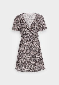 Robe noire portefeuille à manches courtes, décolleté en V avec volants, et imprimé floral blanc à petites marguerites avec des centres roses sur l'ensemble.