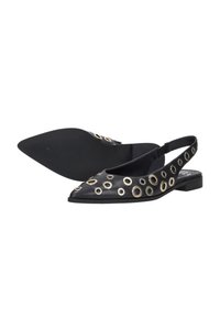 Zwarte slingback ballerina's met spitse neus, goudkleurige oogjes, een gladde lederen textuur en een lage vierkante hak.