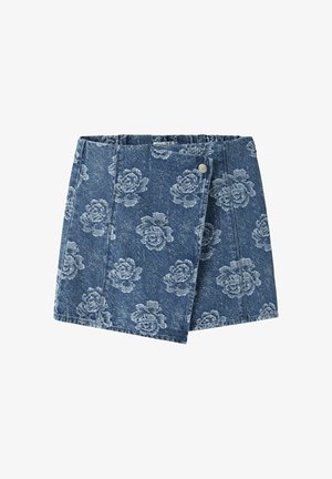Mini-jupe en denim avec motif floral bleu clair, rabat asymétrique à l'avant et fermeture par un seul bouton métal sur le côté droit.