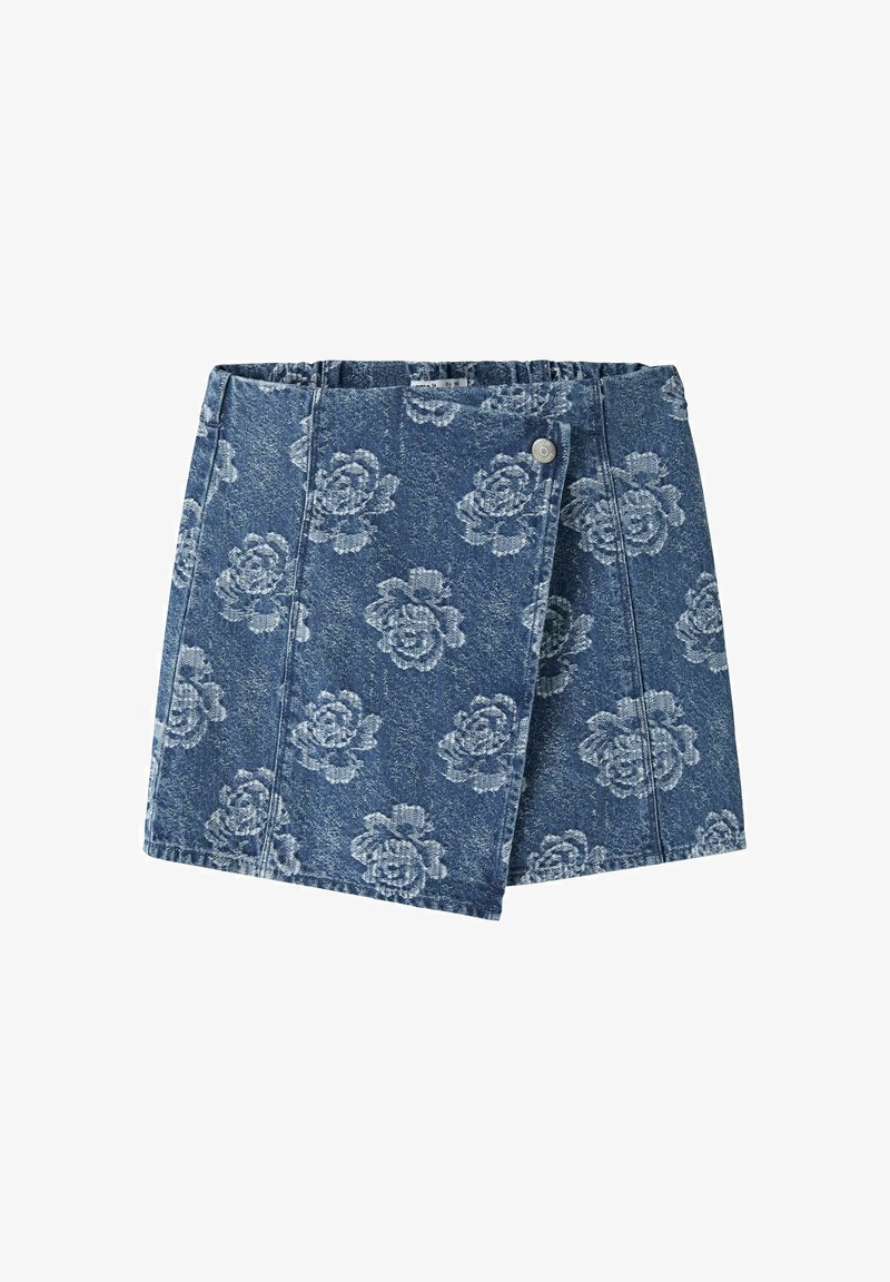 Mini-jupe en denim avec motif floral bleu clair, rabat asymétrique à l'avant et fermeture par un seul bouton métal sur le côté droit.