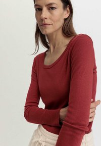 hessnatur SLIM - Langarmshirt - dunkelrot