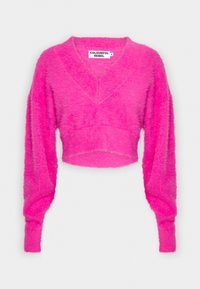 Flauschiger pinkfarbener, cropped Pullover mit tiefem V-Ausschnitt und langen Ärmeln, ausgestattet mit gerippten Bündchen und Saum für Textur und Passform. Markenetikett innen sichtbar.