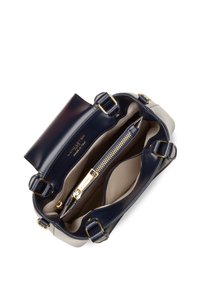 Borsa a tracolla in pelle blu navy con forma strutturata, accessori in oro, scomparto con zip e fodera interna beige chiaro.