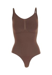 Body marrone con spalline sottili, texture liscia e design aderente. Presenta un collo a barca e un taglio a perizoma nella parte inferiore.