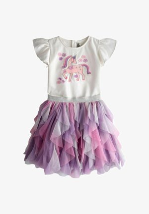 Abito bianco a maniche corte con maniche a sbuffo, fascia argento in vita, gonna di tulle a strati rosa e viola, e ricamo di unicorno rosa con fiori sul petto.