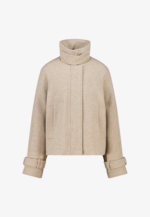 Chaqueta de lana beige corta con cuello alto de botones a presión, bolsillos frontales y correas ajustables con hebillas en las mangas.