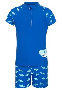 Camisa de rash guard azul de mangas curtas com um fecho frontal, combinada com calções correspondentes com um padrão de tubarão em azul claro e branco.