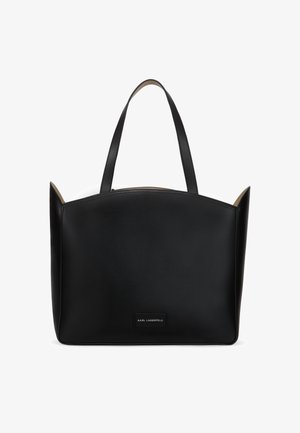 Saco tote de pele preta com uma forma estruturada, duas alças no topo e uma etiqueta de logótipos prateada. Textura suave e design minimalista.