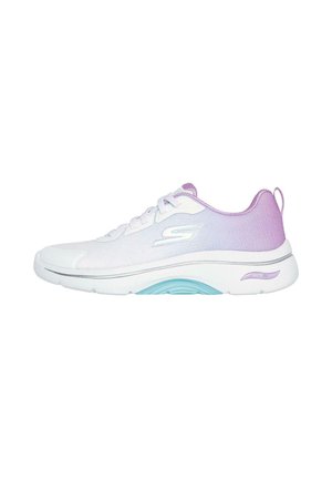 Zapatilla blanca con un degradado morado claro, parte superior de malla, suela acolchada y un branding sutil en el lateral. Presenta una pestaña en el talón para facilitar su calzado.