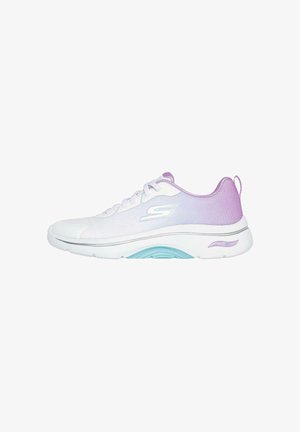 Zapatilla blanca con un degradado morado claro, parte superior de malla, suela acolchada y un branding sutil en el lateral. Presenta una pestaña en el talón para facilitar su calzado.
