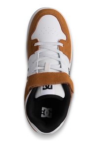 Weißer Sneaker mit braunen Wildlederakzenten und weißen Schnürsenkeln. Verfügt über einen gepolsterten Kragen, einen Riemen über den Schnürsenkeln und ein schwarzes Innenfutter.