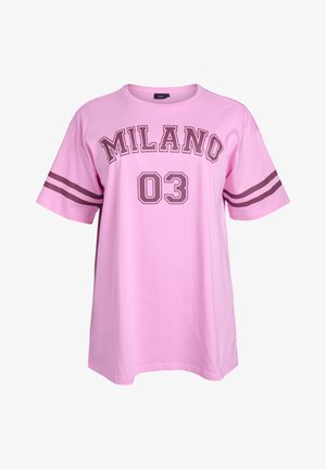 T-shirt in cotone rosa con maniche corte, caratterizzata dal testo "MILANO 03" in marrone scuro e due strisce orizzontali su ciascuna manica.