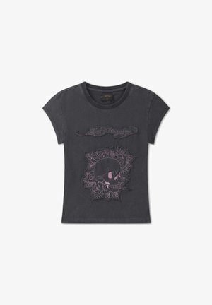 Schwarzes T-Shirt mit kurzen Ärmeln und einem pinkfarbenen Totenkopf mit Blumenmuster auf der Vorderseite sowie einem kursiven Text über der Grafik.