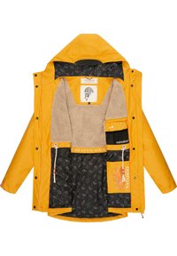 Gelbe wasserdichte Jacke mit Fleecefutter, bedrucktem Innenfutter mit Regenschirmen und mehreren Taschen, einschließlich eines Bereichs für ein Logo.