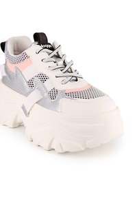 Zapatillas chunky en blanco, gris y rosa. Paneles de malla, superposiciones texturizadas y suela de goma gruesa. Cordones y tirador en el talón en gris.