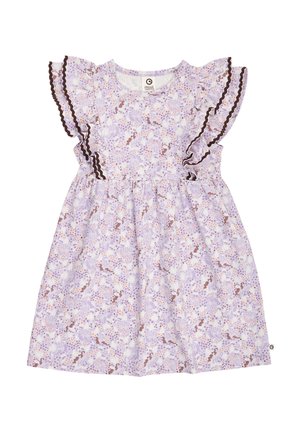 Lawendowa sukienka dla malucha z krótkimi rękawkami typu motylek, brązową lamówką z ozdobnym splotem i kwiatowym wzorem z pomarańczowymi i fioletowymi akcentami.