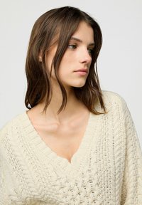 Wrangler LONG SLEEVE V NECK CABLE - RELAXED FIT - Strickpullover - ivory