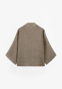 Brunstribet kimono-stil jakke med brede ærmer, lavet af tekstureret stof. Har en klassisk krave og falder til hofte længde.