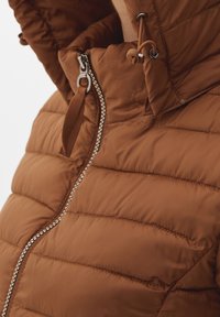 Hnědá zateplená bunda s kapucí, s uzávěrem na zip, texturovaným povrchem a dekorativním prošíváním podél zipu.