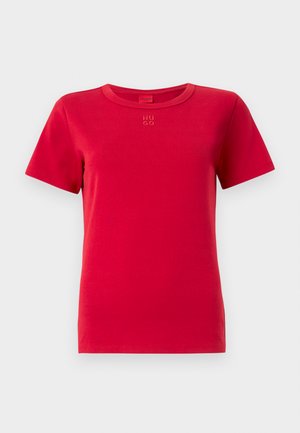 Rød kortærmet T-shirt med rund hals og diskret "HUGO" logo broderet på brystet, vist mod en ensfarvet lys baggrund.