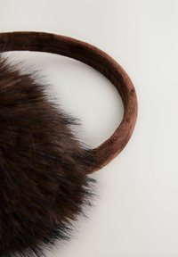 Calentador de orejas de piel sintética marrón con una diadema de ante marrón suave. Presenta una textura esponjosa en el lado exterior para proporcionar calor y comodidad.