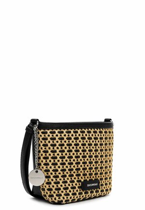 Lille rektangulær skuldertaske med sort læderkant og vævet beige og sort mønster, med kædekæde og mærkeetiket.