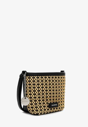 Pequeño bolso bandolera rectangular con ribete de cuero negro y patrón tejido en beige y negro, con una etiqueta de cadena y etiqueta de la marca.