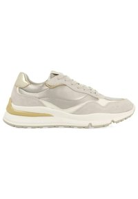 Zapatillas de deporte de color beige claro, hechas de ante y materiales sintéticos. Presentan un acabado suave, acentos texturizados y un elemento de diseño en tono dorado.
