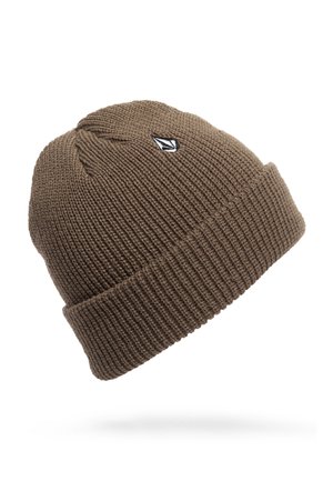 Bonnet tricoté brun avec revers plié et petit logo brodé noir et blanc au centre devant.