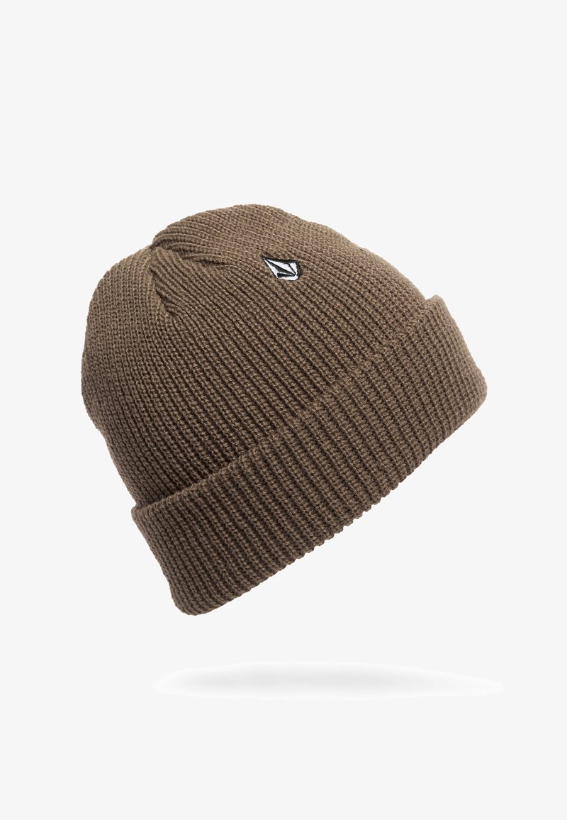 Bonnet tricoté brun avec revers plié et petit logo brodé noir et blanc au centre devant.