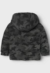 Doudoune noire avec capuche, arborant un motif camo texturé et des sections matelassées horizontales. Les poignets et l'ourlet sont élastiques pour un ajustement parfait.
