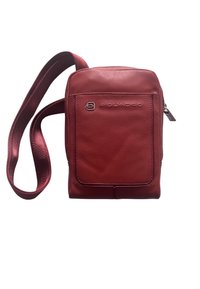 Borsa a tracolla rossa in pelle con cinturino regolabile, dotata di una tasca frontale e logo impresso. Texture liscia con dettagli cuciti.