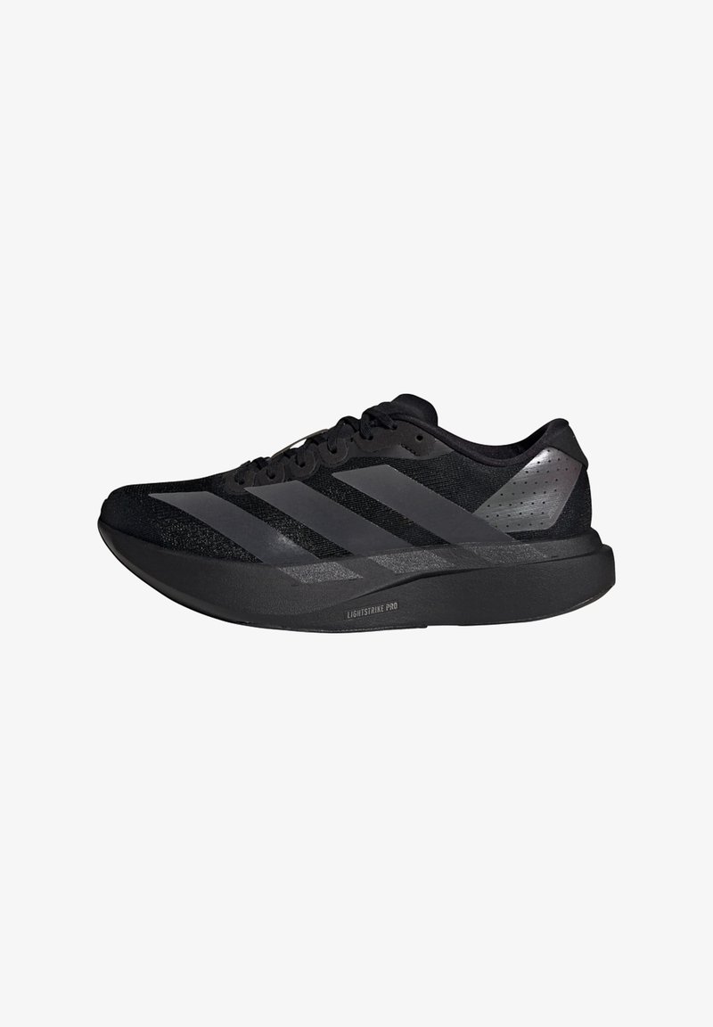 Zapatillas de correr negras con parte superior de malla; tres franjas reflectantes horizontales en el lateral; suela texturizada; ligeras con una amortiguación notable.