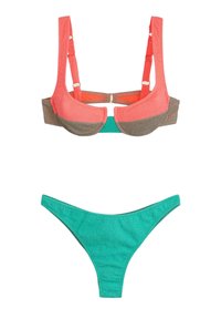 Set di bikini in tessuto testurizzato coral, verde e marrone. Il reggiseno ha spalline larghe con chiusura sul retro; la parte inferiore presenta un design minimalista a taglio alto.