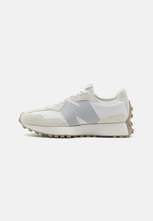 Zapatillas blancas y grises con parte superior de ante y cuero, un detalle de logo prominente, suela texturizada y un diseño minimalista.