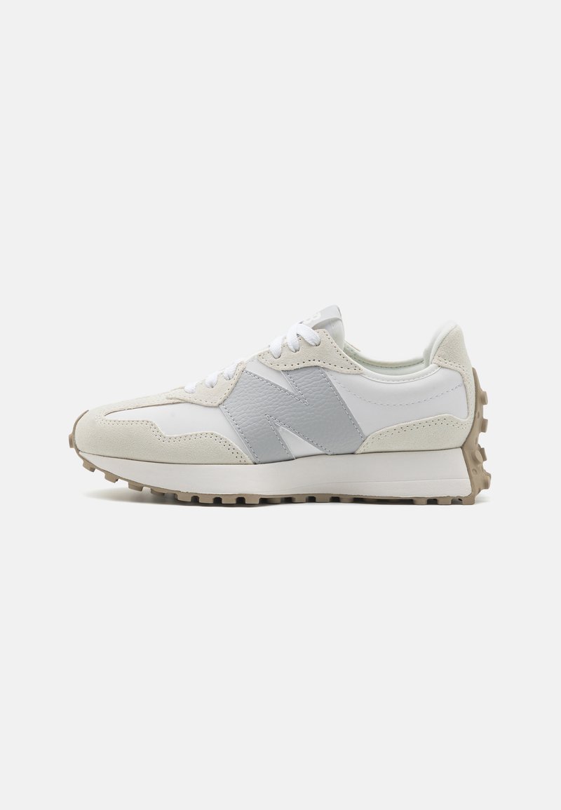 Zapatillas blancas y grises con parte superior de ante y cuero, un detalle de logo prominente, suela texturizada y un diseño minimalista.