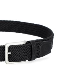Czarny pleciony pasek z metalową klamrą w kolorze srebrnym, z akcentem skórzanym i teksturowanym wzorem, zapewniającym trwałość i elastyczność.