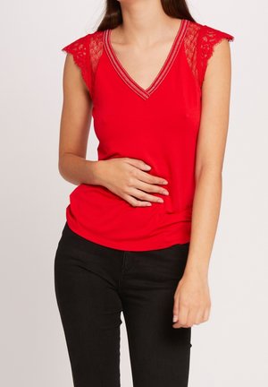 Rode blouse met kanten mouwkapjes, V-hals met zilveren rand, zachte stof, aansluitend ontwerp en een gladde textuur.