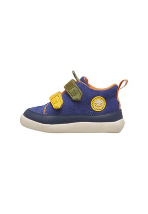 Scarpa blu per bambino con cinturini in velcro verdi e gialli, fodera arancione, suola bianca e toppa con logo di cartone animato giallo sul lato.