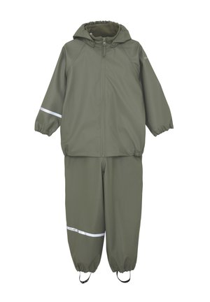 Conjunto de chaqueta impermeable y pantalones verdes oliva para niños con capucha, puños elásticos y franjas reflectantes en las mangas y las piernas de los pantalones.