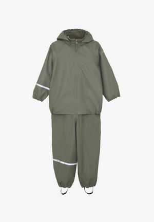 Zestaw dziecięcej wodoodpornej kurtki i spodni w oliwkowym zielonym kolorze z kapturem, elastycznymi mankietami oraz odblaskowymi paskami na rękawach i nogawkach.