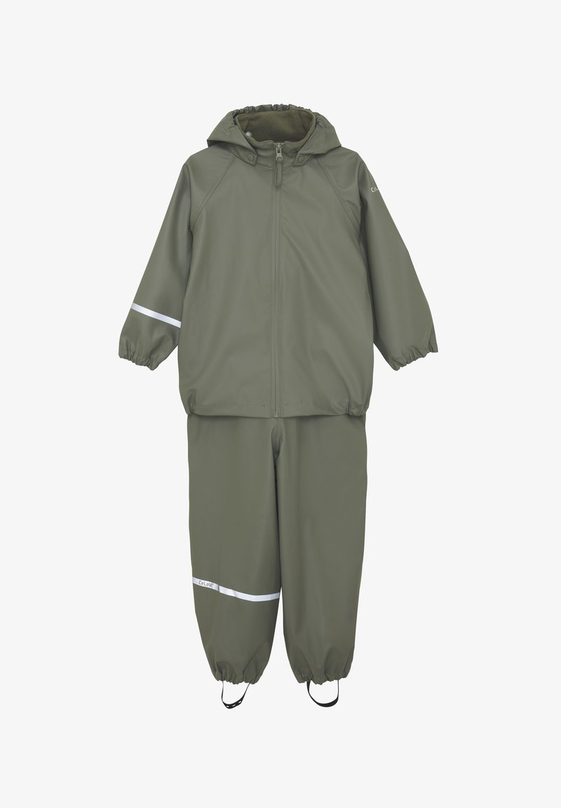 Ensemble veste et pantalon imperméables vert olive pour enfants, avec capuche, poignets élastiques et bandes réfléchissantes sur les manches et les jambes.