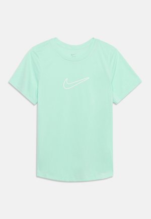 Ανοιχτό μπλε κοντομάνικο μπλουζάκι Nike με λευκό λογότυπο Nike Swoosh στο κέντρο μπροστά.