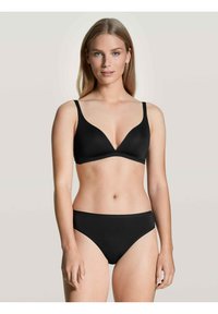 Set di lingerie nera composto da un reggiseno triangolare liscio con spalline regolabili e perizoma a vita alta abbinato.