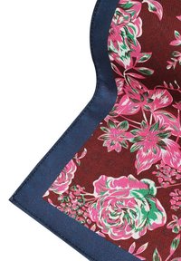 Tkanina w kwiaty z jaskrawymi różowymi różami i zielonymi akcentami na brązowym tle, otoczona ciemnoniebieską krawędzią z widocznym szyciem.