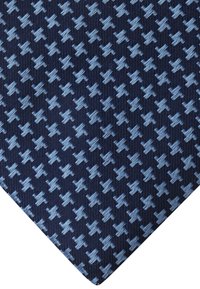 Marineblauwe stropdas met een gestructureerd patroon van lichtblauwe kruisvormen, vervaardigd uit een geweven stof die een subtiele glans toont.