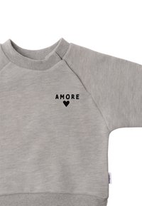 Hellgrau Sweatshirt mit geripptem Rundhalsausschnitt und Bündchen, auf der Vorderseite mit dem Wort "AMORE" und einer Herzgrafik in Schwarz.