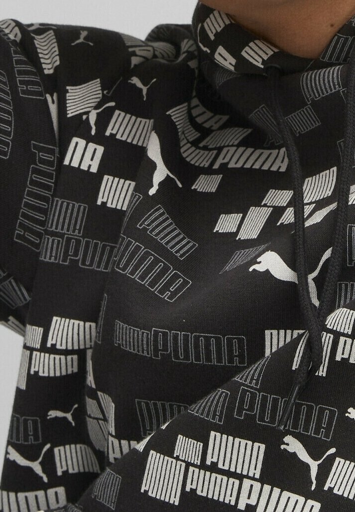 Sweat à capuche noir avec un motif de logos blancs Puma répétés et du texte, montrant les détails de l'avant et des manches ainsi qu'une partie du cou du porteur.